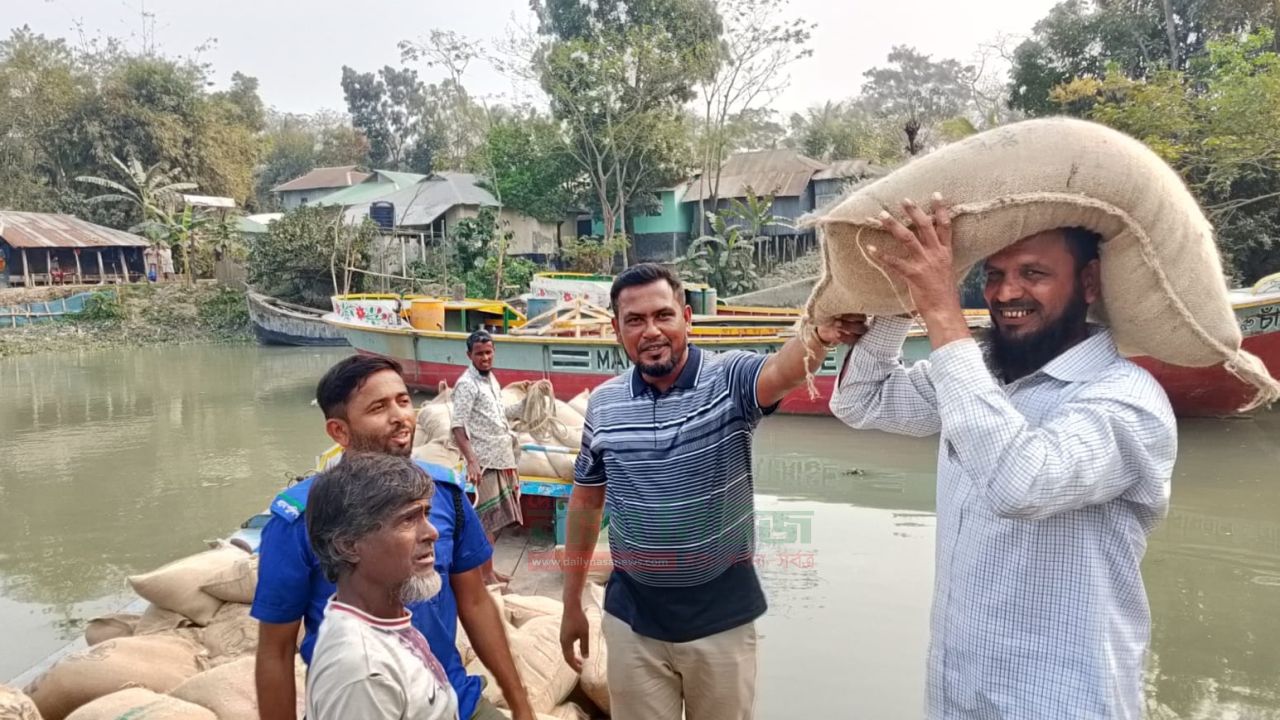 গোলখালী ইউনিয়নে ৪ মাসের ভিজিডি চাল বিতরণ শুরু,১ম পর্যায়ে ১১৩ জন পেলেন ১২০ কেজি করে চাল